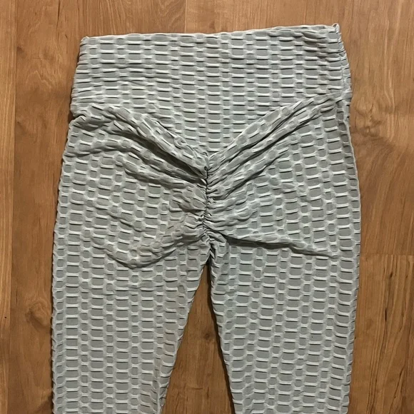 Bombut Gray Textured Criss-Cross Sports Bra and Leggings Set - Picture 5 of 5